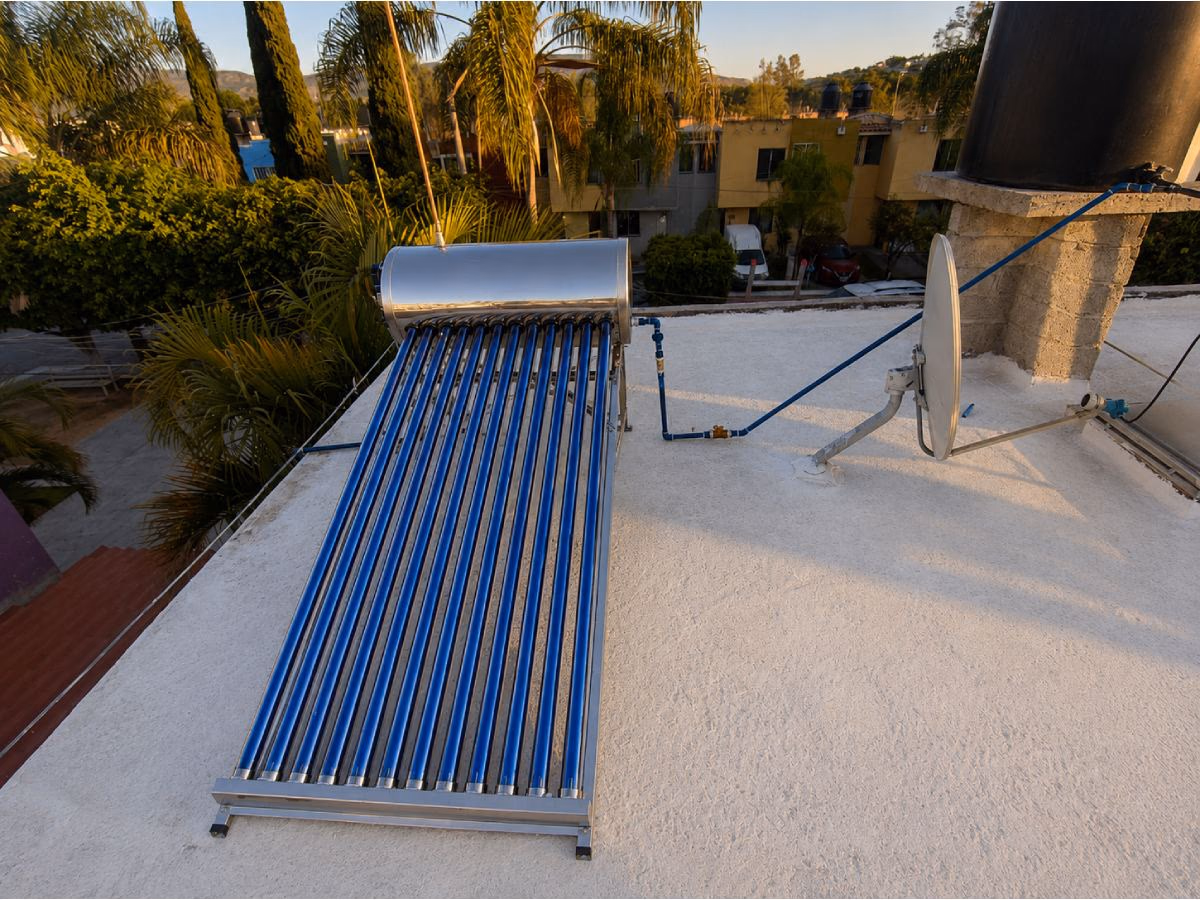Instalación de calentador de paso residencial en hogar mexicano